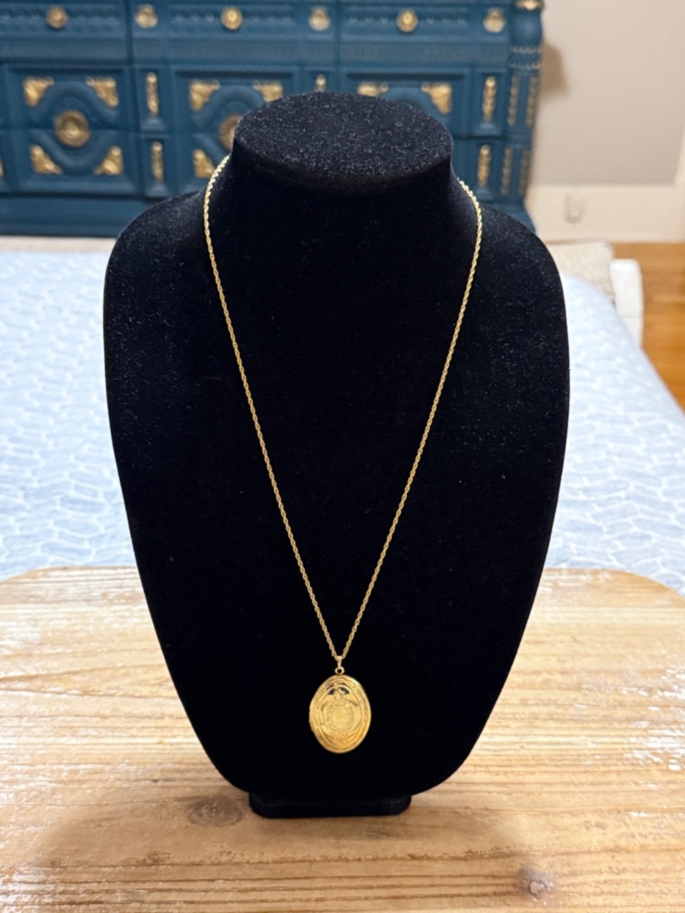 Vintage Gold Plated Chain Oval Long Pendant Photo Locket Statement Necklace
